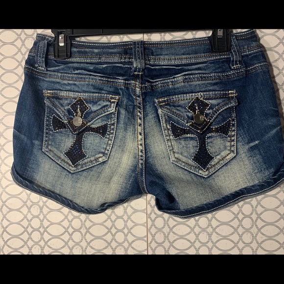 Shorts - Picture 4 of 5